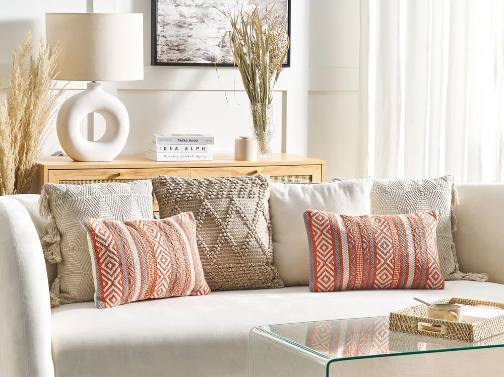 Almofada decorativa em algodão laranja e branco com típico geométrico 30 x 50 cm INULA