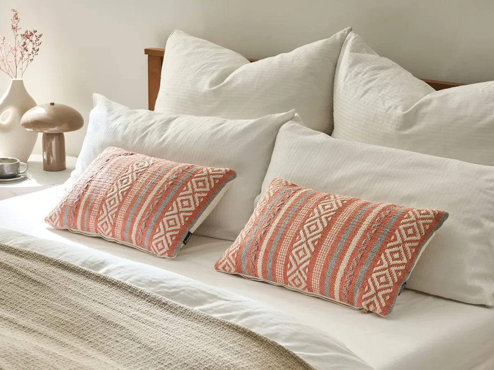 Conjunto de 2 almofadas decorativas em algodão laranja e branco com habitual geométrico 30 x 50 cm INULA