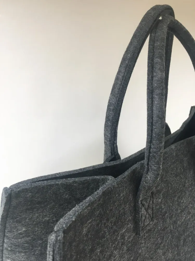 Bolsa para lenha feita de cinza escuro FELTA 50X25X25CM