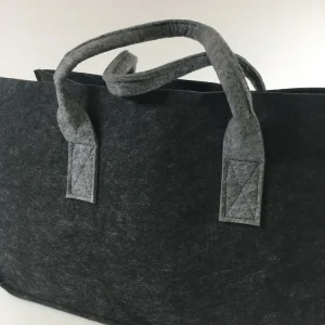 Bolsa para lenha feita de feltro cinza escuro com alç cinza claro 48x28x25cm