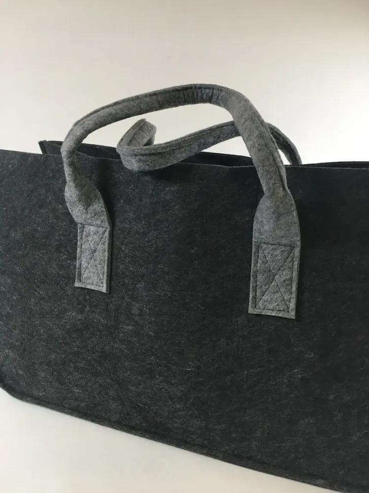 Bolsa para lenha feita de feltro cinza escuro com alç cinza claro 48x28x25cm