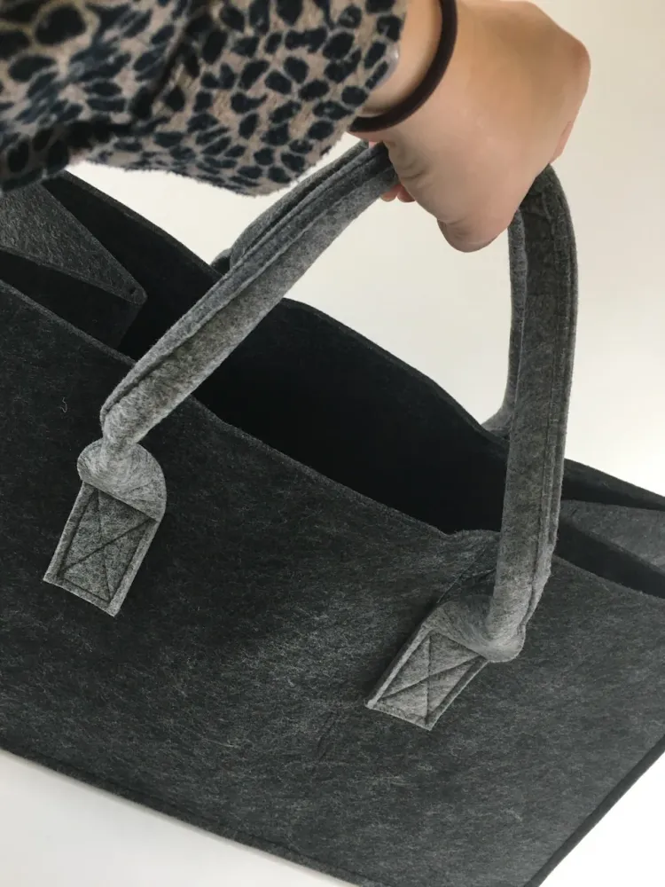 Bolsa para lenha feita de feltro cinza escuro com alç cinza claro 48x28x25cm
