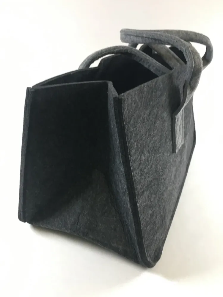 Bolsa para lenha feita de feltro cinza escuro com alç cinza claro 48x28x25cm
