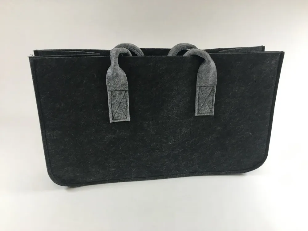 Bolsa para lenha feita de feltro cinza escuro com alç cinza claro 48x28x25cm