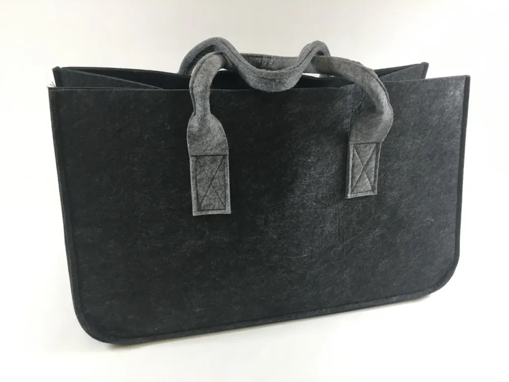 Bolsa para lenha feita de feltro cinza escuro com alç cinza claro 48x28x25cm