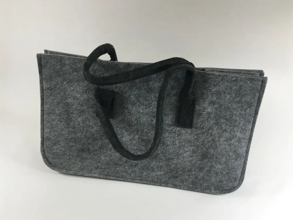 Bolsa para lenha feita de feltro cinza claro com alç cinza escura 48x28x25cm