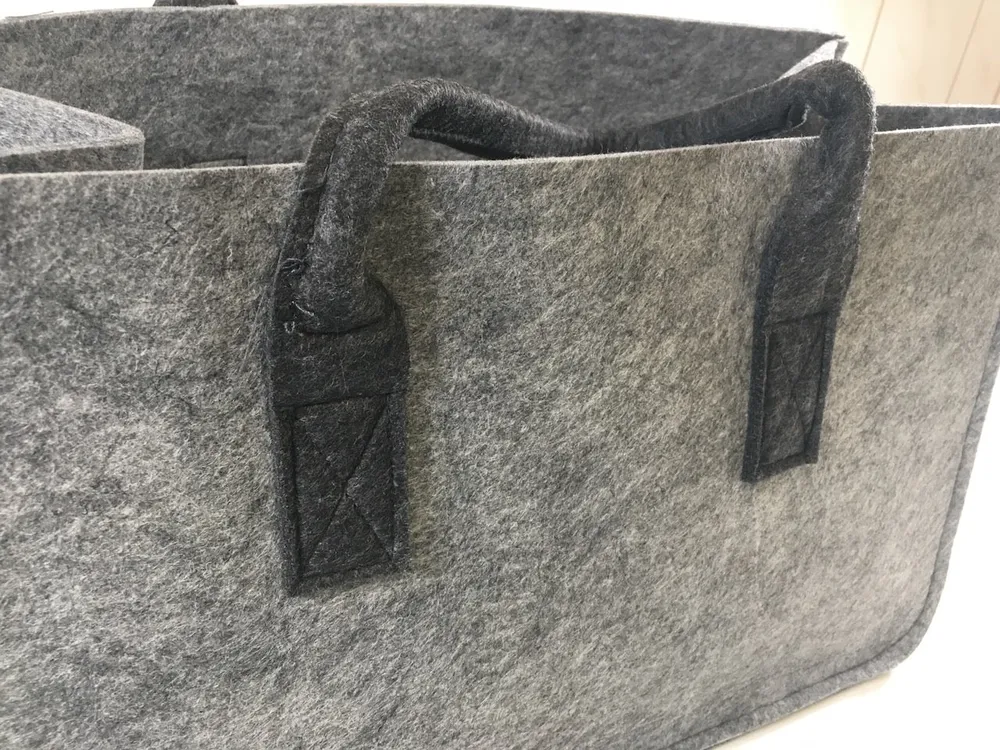 Bolsa para lenha feita de feltro cinza claro com alç cinza escura 48x28x25cm