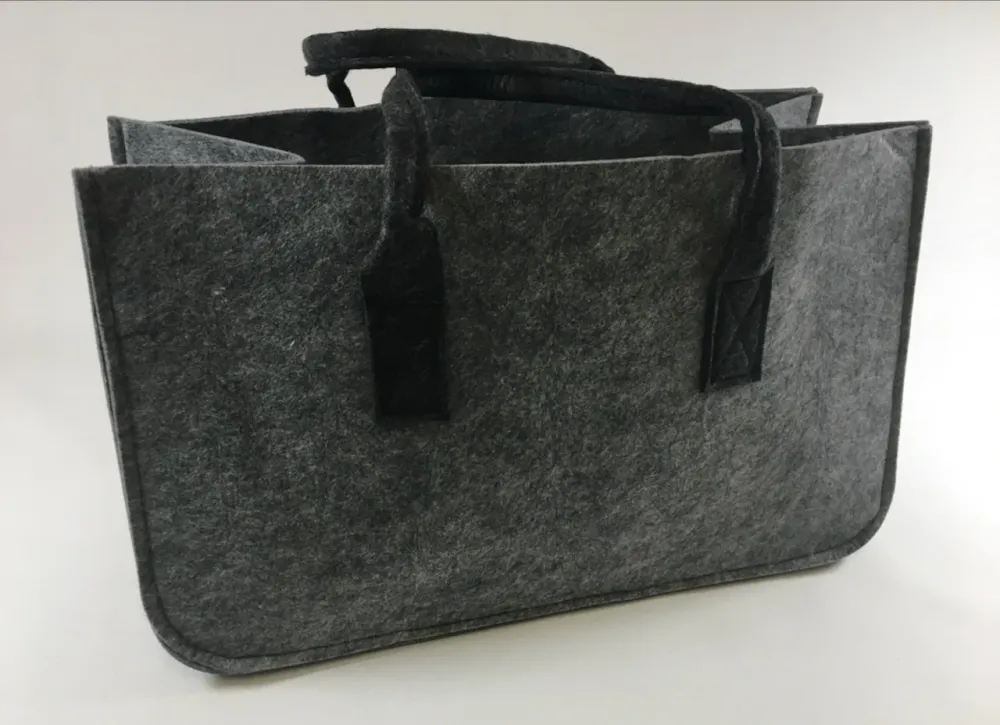 Bolsa para lenha feita de feltro cinza claro com alç cinza escura 48x28x25cm