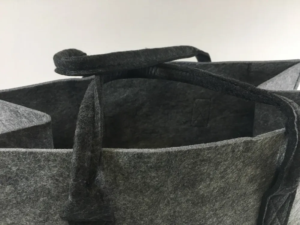 Bolsa para lenha feita de feltro cinza claro com alç cinza escura 48x28x25cm
