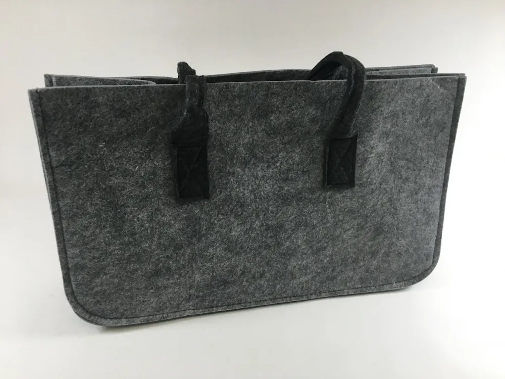 Bolsa para lenha feita de feltro cinza claro com alç cinza escura 48x28x25cm