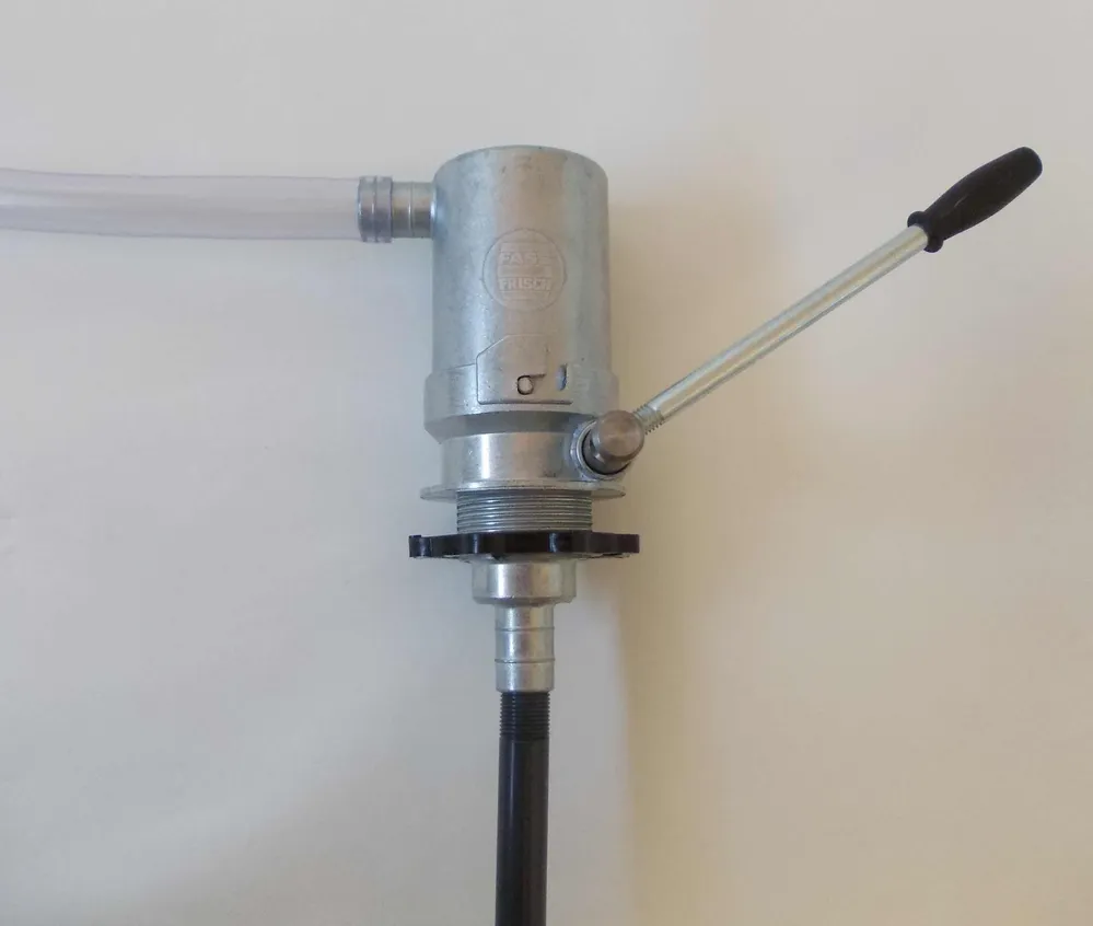 Bomba manual Conjunto para aquecimento de óleo que consiste em bomba manual, mangueira de saída, tubo de sucção, peç de re...