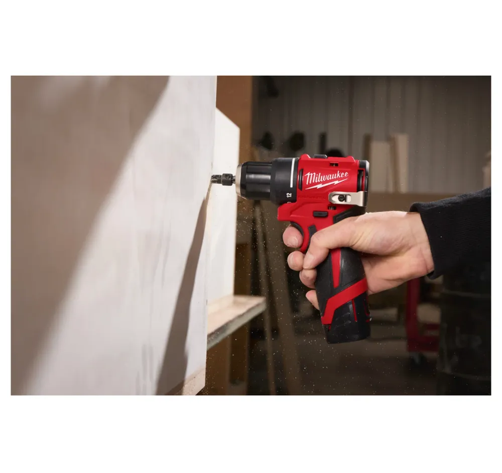 Broca de percussão subcompacta M12 + Bateria 2Ah + Carregador + Mala Milwaukee M12 BLPDRC-202C
