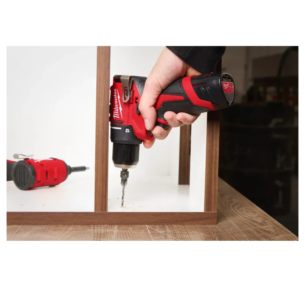 Broca de percussão subcompacta M12 + Bateria 2Ah + Carregador + Mala Milwaukee M12 BLPDRC-202C