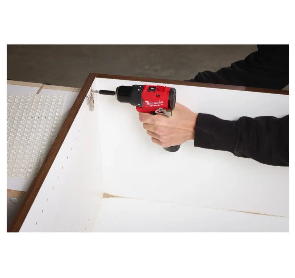 Broca de percussão subcompacta M12 + Bateria 2Ah + Carregador + Mala Milwaukee M12 BLPDRC-202C