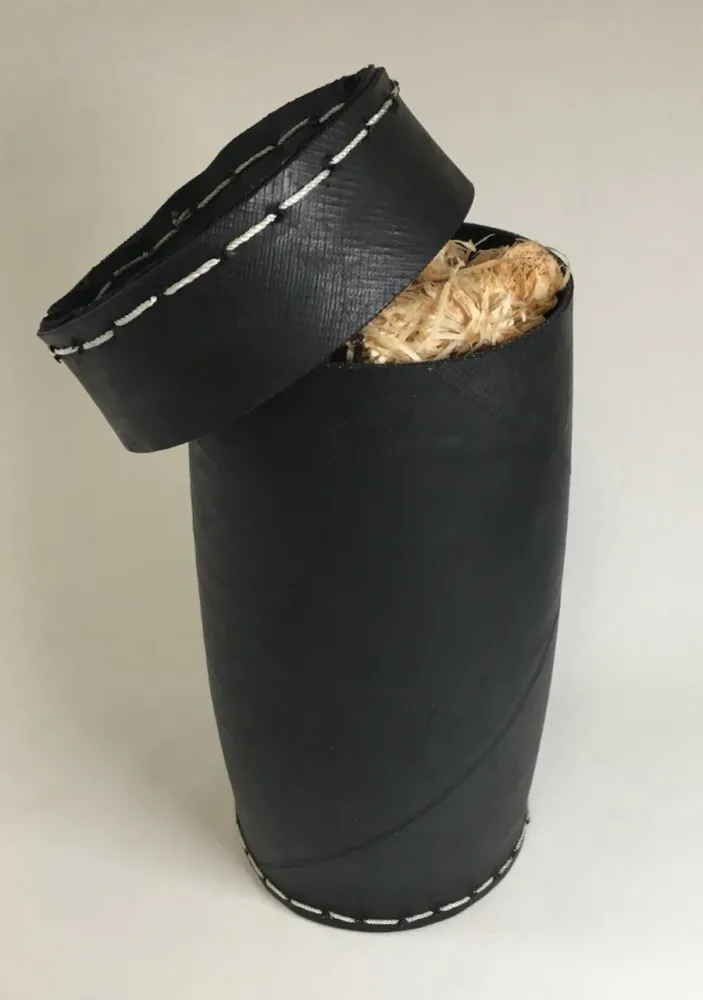 Caixa de upcycling feita de pneus reciclados como armazenamento para luzes de lareira 30cm