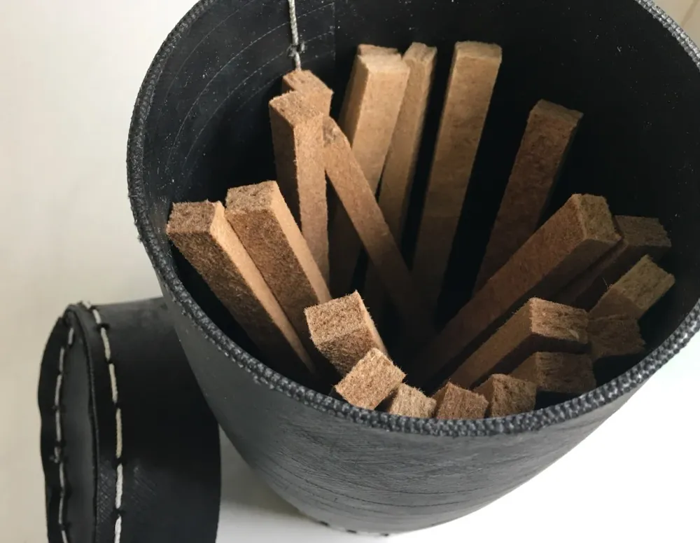 Caixa de upcycling feita de pneus reciclados como armazenamento para luzes de lareira 30cm
