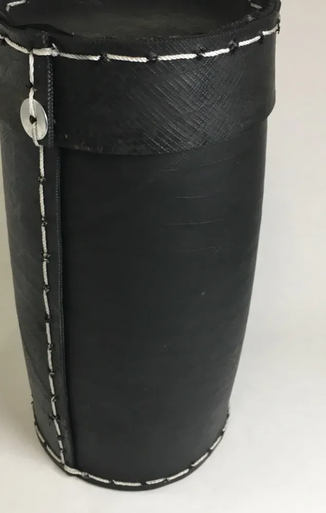 Caixa de upcycling feita de pneus reciclados como armazenamento para luzes de lareira 30cm