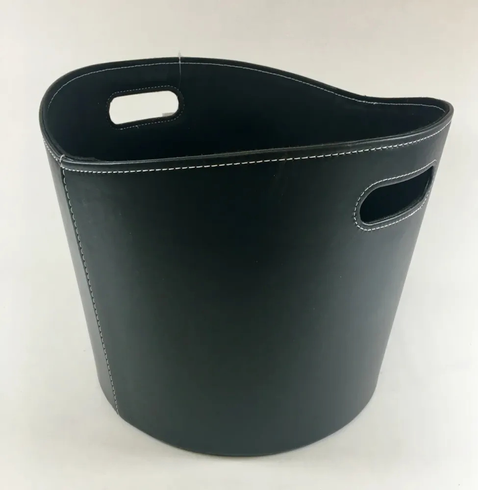 Cesta de madeira 39 cm em torno de couro sintético preto com feltro interno