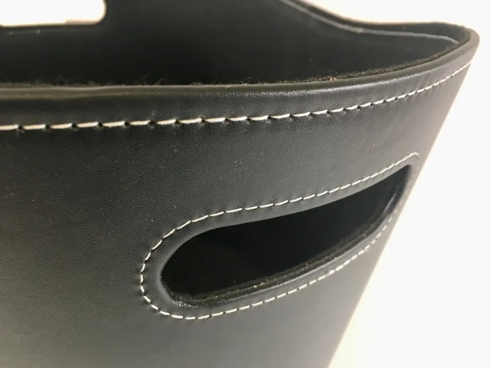 Cesta de madeira 39 cm em torno de couro sintético preto com feltro interno