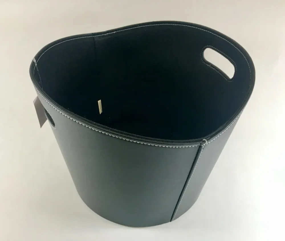 Cesta de madeira 39 cm em torno de couro sintético preto com feltro interno