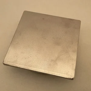 Limpando o soquete Alugus "Square" com uma manga de instalação redonda