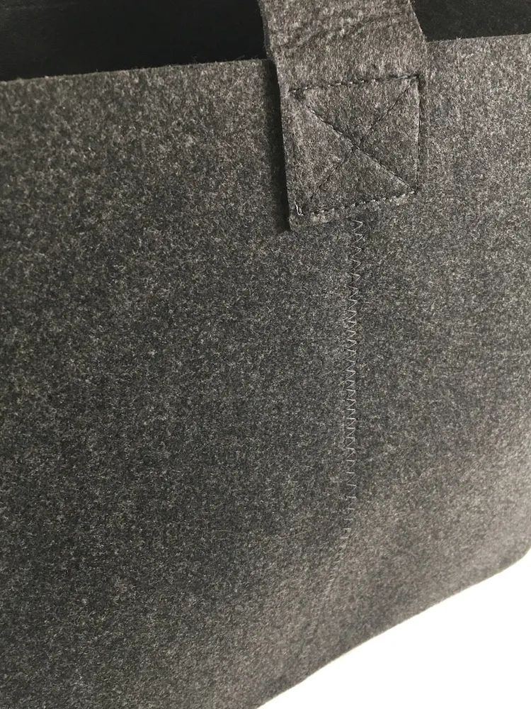 Pocket Square para lenha feita de Black Felt 37x34x33cm