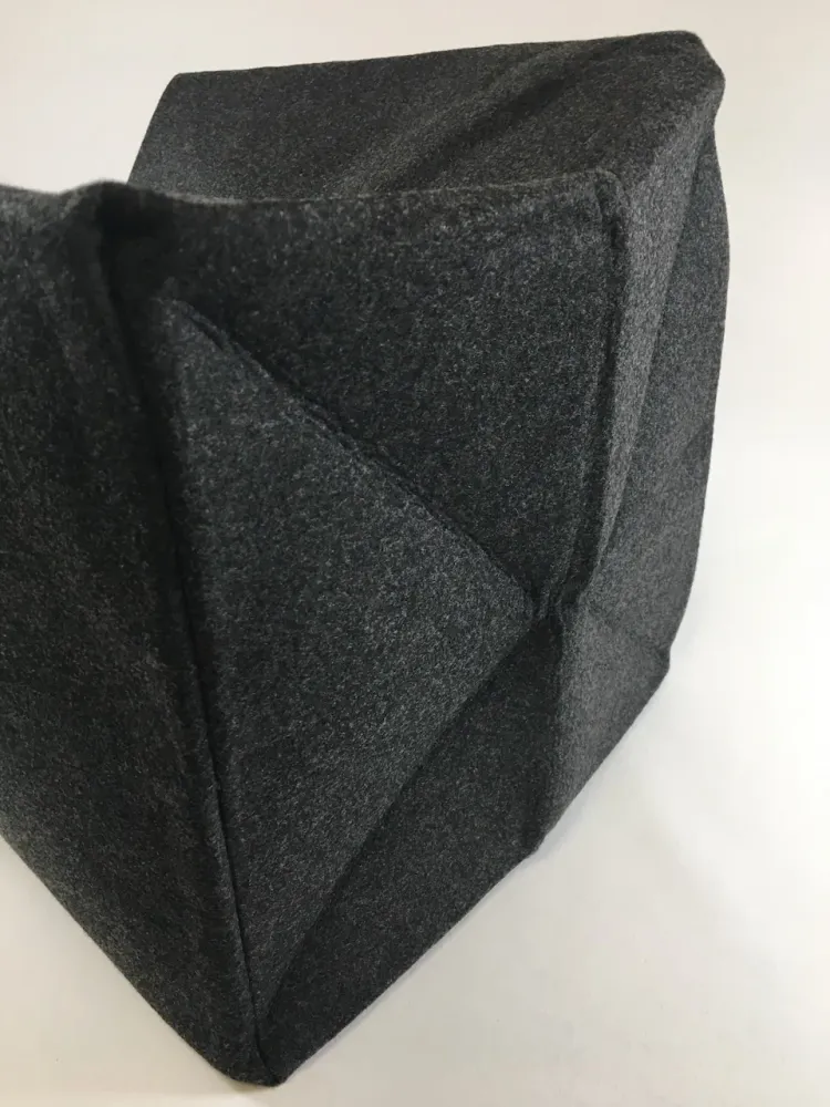 Pocket Square para lenha feita de Black Felt 37x34x33cm