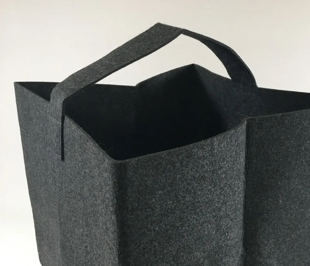 Pocket Square para lenha feita de Black Felt 37x34x33cm