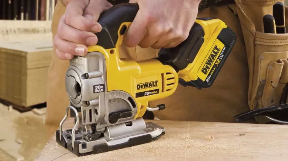 SERRA TICO-TICO 20V MAX IONS LÍTIO DCS331-B3 SEM BATERIA E CARREGADOR DEWALT