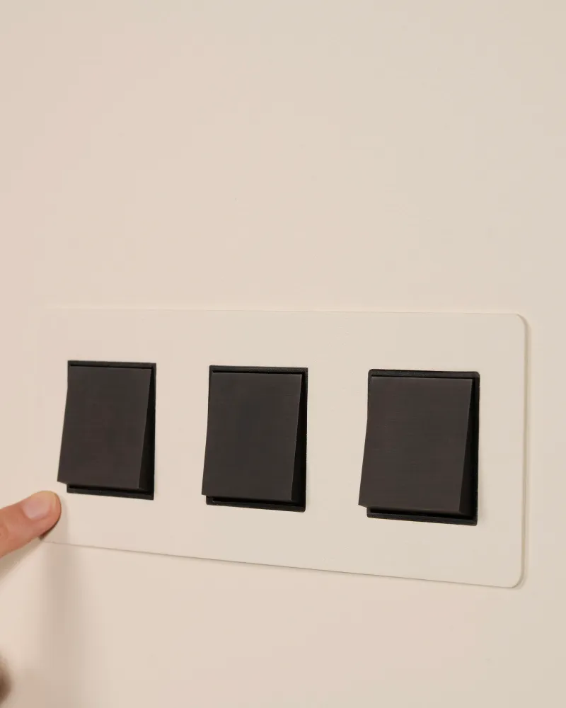 Kew Interruptor basculante de três vias triplo - Cobre escuro Pintável | Preto
