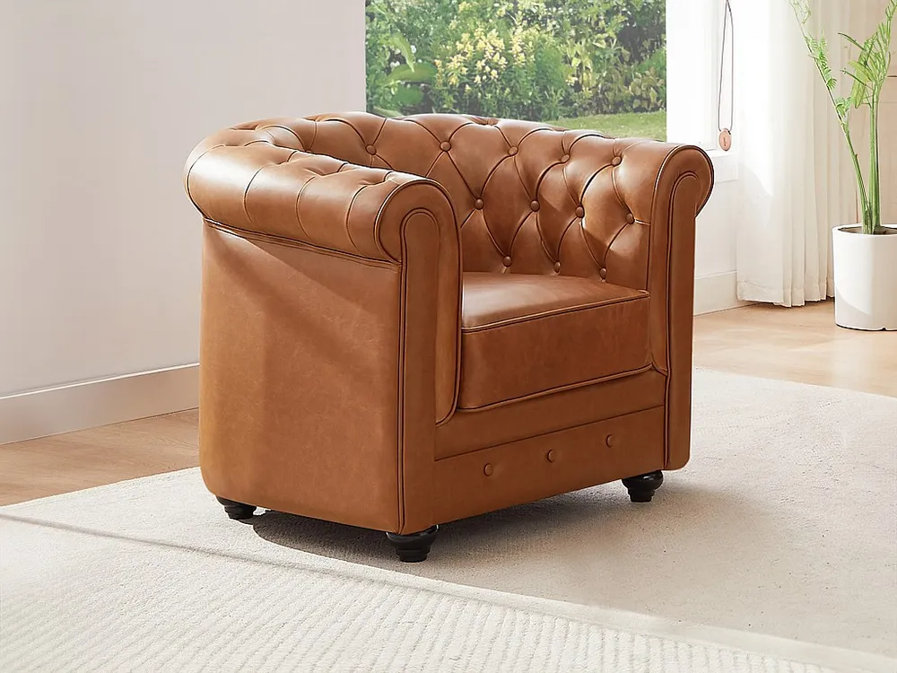 Poltrona icónica em pele de vaca cor camel - CHESTERFIELD - Compatibilidade Garantida